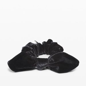 Lululemon Uplifting Scrunchie Bow NWT Velvet Black